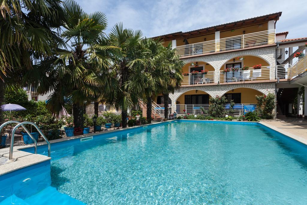Apartments Paradis Rovigno Esterno foto