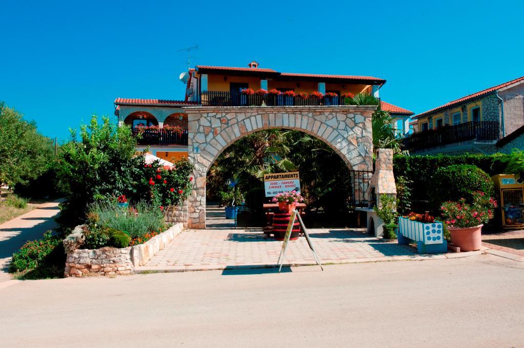 Apartments Paradis Rovigno Esterno foto